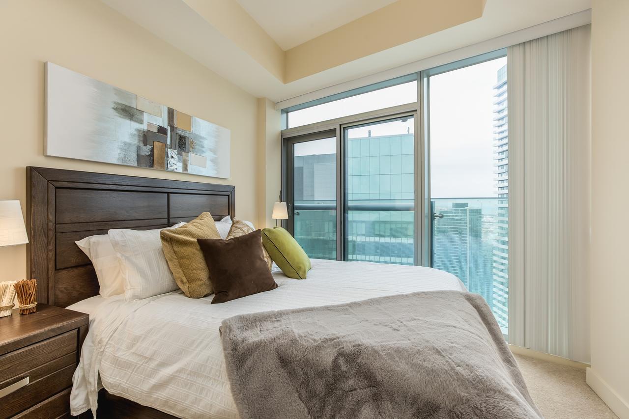 Upscale 3-Bedroom With Gorgeous Lake View Toronto Buitenkant foto